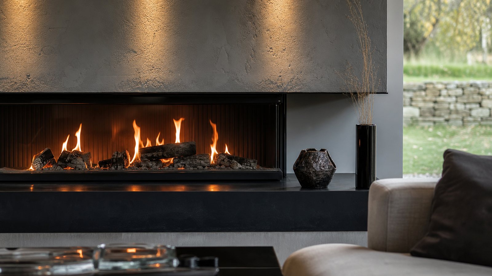 Cheminée design contemporaine au centre d'un salon lumineux aux lignes épurées et sobres